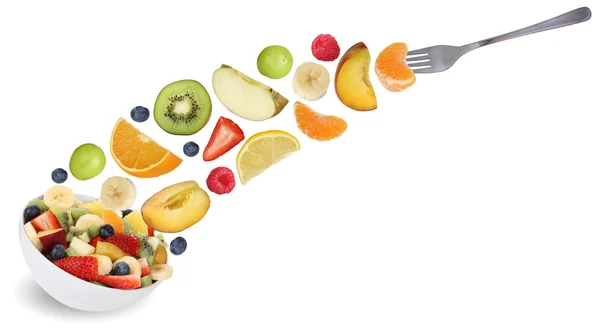 Comer ensalada de frutas voladoras con tenedor, frutas como manzanas, naranjas —  Fotos de Stock