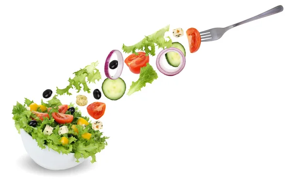 Äta grön sallad i skål med gaffel, tomater, lök, oliver en — Stockfoto