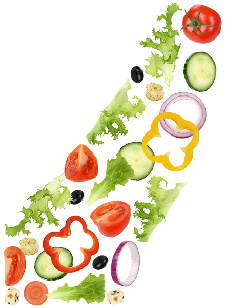 Летающие ингредиенты для зеленого салата с помидорами, луком, оливками — стоковое фото