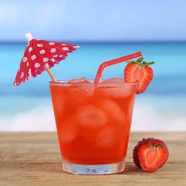 Bebida de cocktail de morango na praia e no mar no verão — Fotografia de Stock