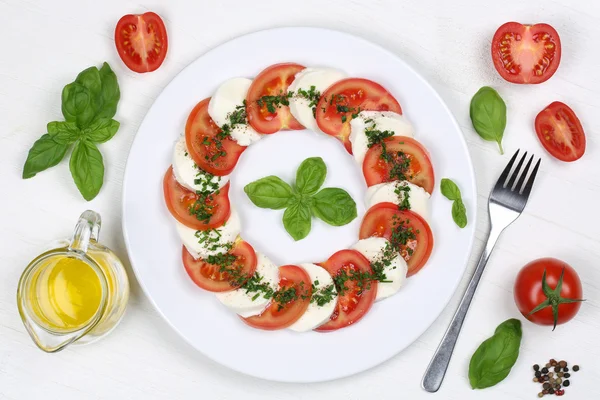 Zutaten für Caprese-Salat mit Tomaten und Mozzarella aus — Stockfoto