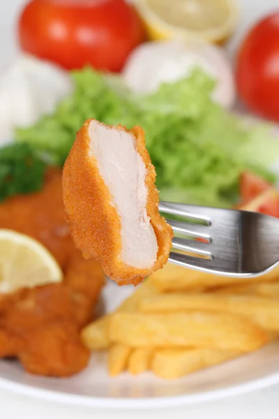 Comer Wiener Schnitzel chuleta con tenedor —  Fotos de Stock