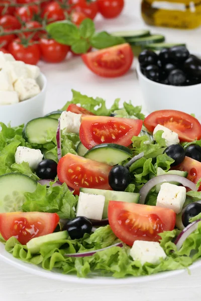 Healthy vegetarian eating Greek salad in bowl with tomatoes, Fet — Stock Photo, Image