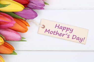 Mutlu anneler günü ile Lale çiçek ahşap tahta üzerinde