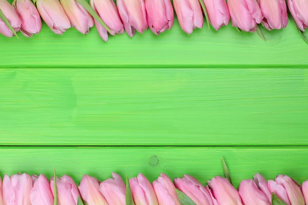 Moldura de flores de tulipas em dia de primavera ou mães com copyspac — Fotografia de Stock