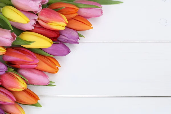 Fiori di tulipani in primavera o la festa della mamma su asse di legno — Foto Stock