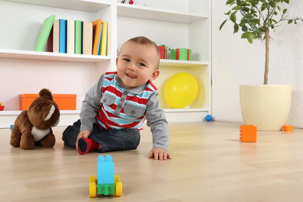 Sorrindo bebê criança brincando com brinquedos — Fotografia de Stock