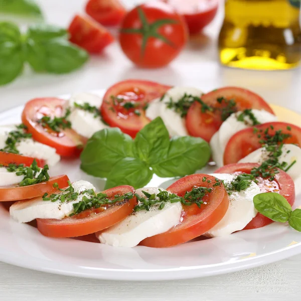 Caprese-Salat mit Zutaten wie Tomaten und Mozzarella — Stockfoto