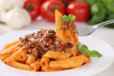 Makarna Bolognese veya Bolognaise soslu erişte yemek yeme