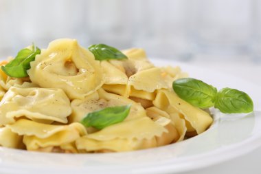 Tortellini makarna erişte yemek fesleğen ile