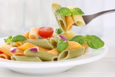 Renkli Penne Rigate erişte makarna yemek yeme