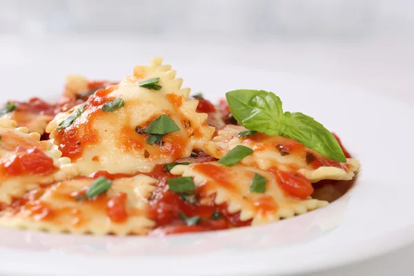 Macarrão italiano Ravioli com molho de tomate farinha de macarrão com manjericão — Fotografia de Stock