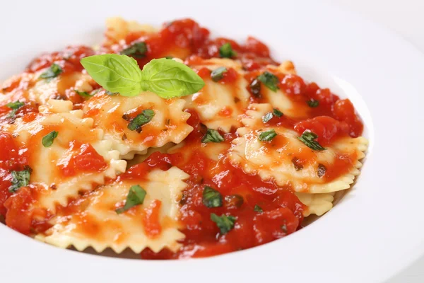 Italiensk Pasta Ravioli med tomatsås på tallrik — Stockfoto
