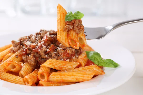 Äta Penne Rigate Bolognese eller Bolognaise sås nudlar pasta — Stockfoto