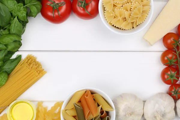 Ingredienti per una pasta spaghetti pasta farina con pomodori e — Foto Stock