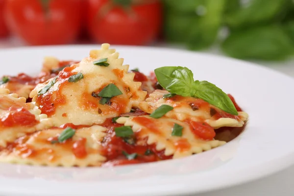 Italienische Nudelravioli mit Tomaten und Basilikummehl — Stockfoto