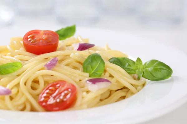 Spaghetti con tagliatelle di pomodori pasta su un piatto — Foto Stock