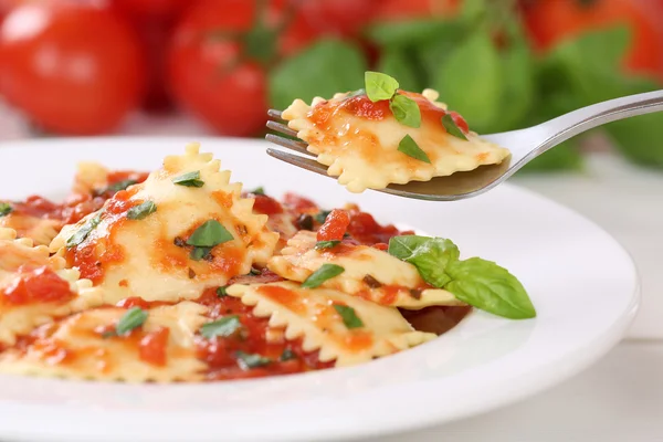 Comer massa italiana Ravioli com molho de tomate macarrão refeição — Fotografia de Stock
