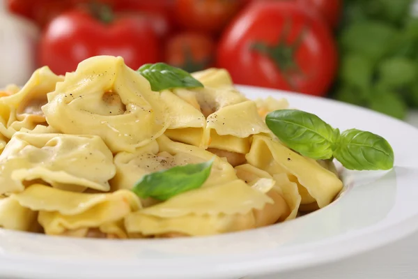 Italienische Pasta Tortellini Nudelgericht mit Tomaten und Basilikum auf — Stockfoto