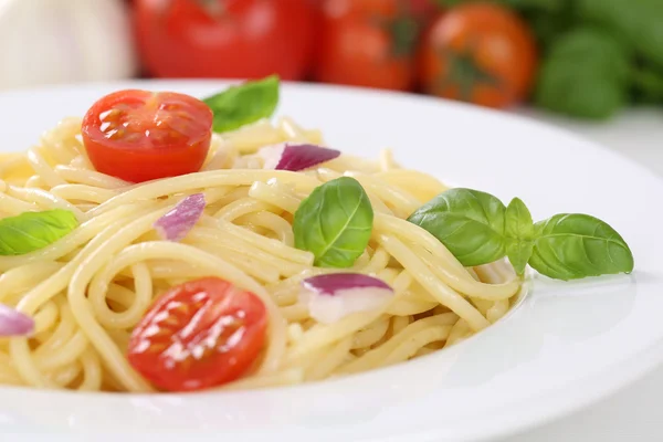 Spagetti makarna makarna yemek domates ve fesleğen plaka üzerinde — Stok fotoğraf