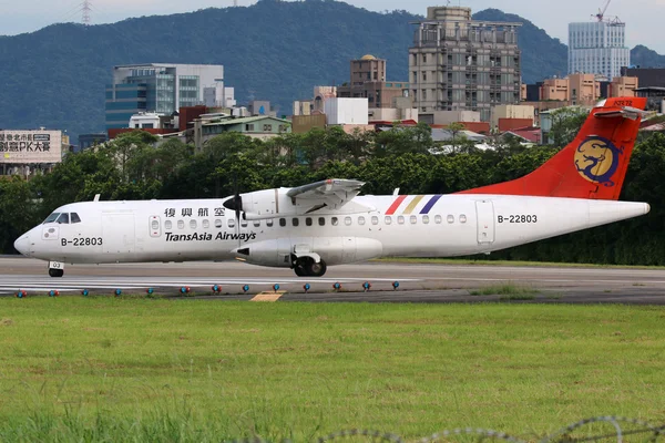 TransAsia Airways ATR 72-500 airplane Taipei Songshan Airport — Stock Photo, Image