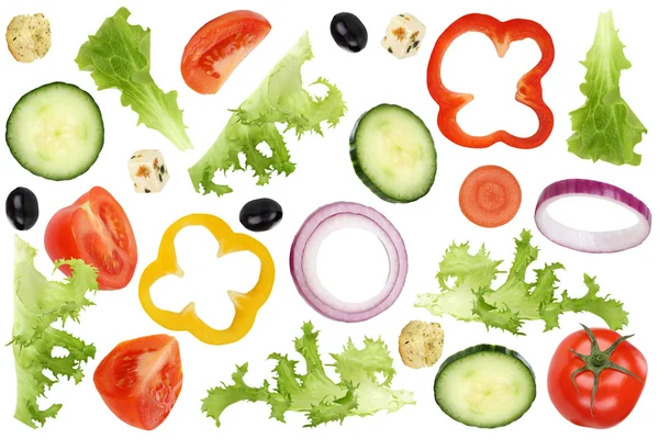 Состав для летающего салата с помидорами, салатом, луком, оливом — стоковое фото