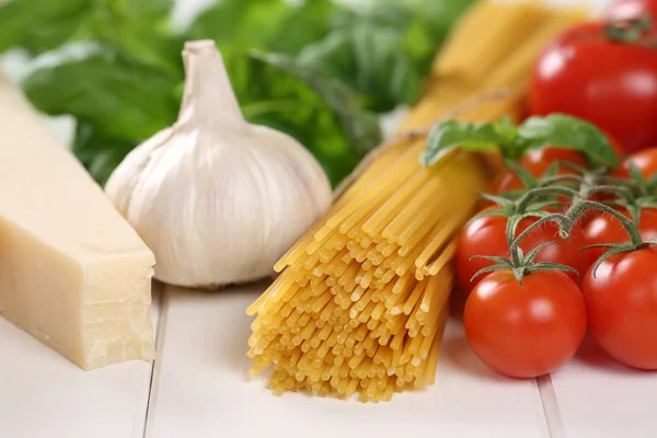 Ingredients for a spaghetti pasta noodles meal with tomatoes, ba — Stock Photo, Image