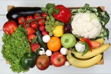 meyve ve sebze portakal gibi ahşap kutu grocerie içinde elma