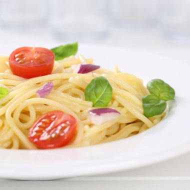 İtalyan mutfağı spagetti domates erişte makarna bir tabak ile