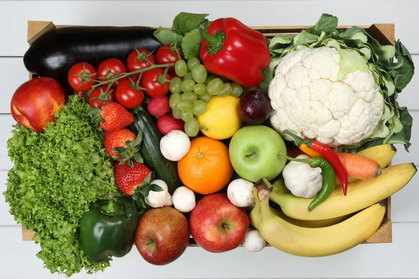 Frutta e verdura come arance, mela in scatola di legno drogheria — Foto Stock