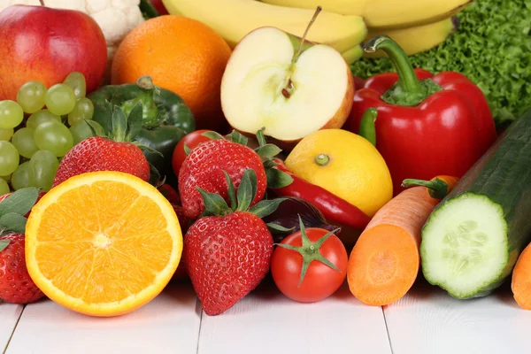 Obst und Gemüse wie Orangen, Äpfel, Tomaten — Stockfoto
