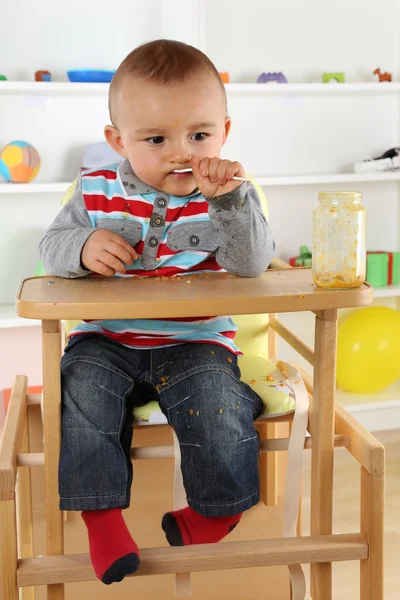 Bambino che mangia cibo per bambini da vetro — Foto Stock