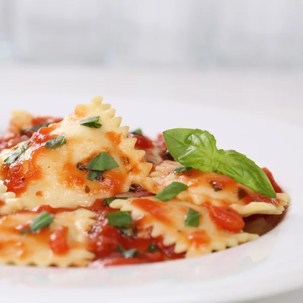 Italiensk mat Pasta Ravioli med tomat sås nudlar måltid — Stockfoto