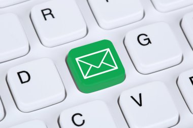 Bilgisayar klavye üzerinde internet üzerinden e-posta gönderme