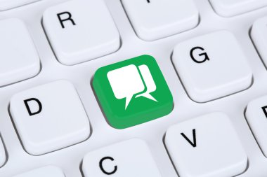 Sosyal medya veya internet bilgisayar klavye üzerinde sohbet
