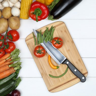 Vejetaryen veya vegan taktırmış üzerinde güler yüz üzerinden sebze yemek