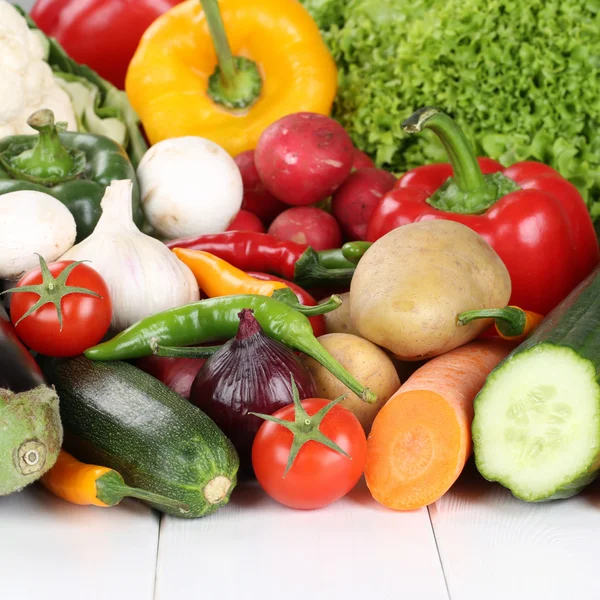 Grönsaker som tomater, paprika, champinjoner, sallad och morot — Stockfoto