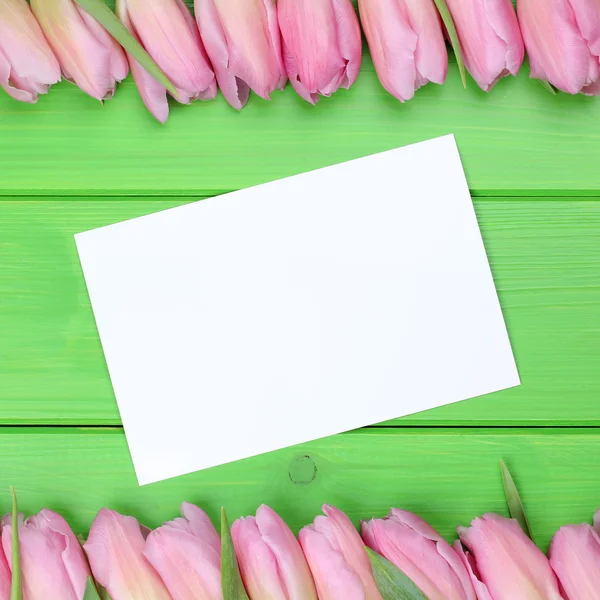 Fleurs de tulipes avec carte de vœux et copyspace — Photo