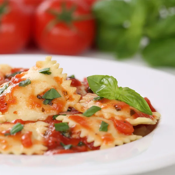 Italienische Küche Pasta Ravioli mit Tomatenmehl — Stockfoto