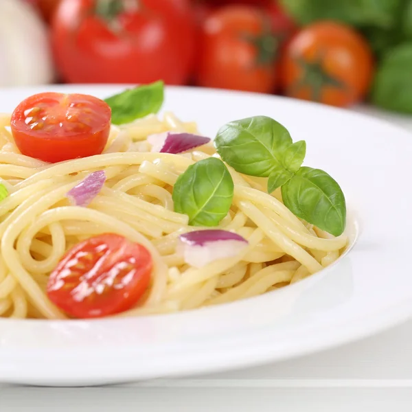 Italian cuisine spaghetti noodles pasta meal with tomatoes on pl — Stock Photo, Image