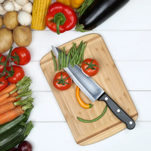 Vegetáriánus vagy vegán étkezési zöldség a mosolygó arc, a cutti — Stock Fotó