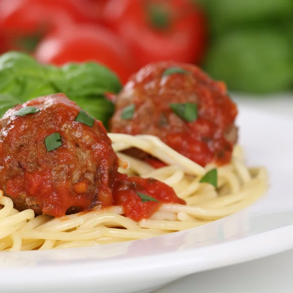 Spaghetti alla cucina italiana con tagliatelle di polpette — Foto Stock
