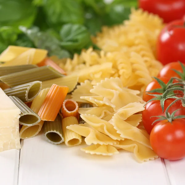 Ingredienti per un pasto di pasta tagliatelle con pomodori, parmigiano che — Foto Stock