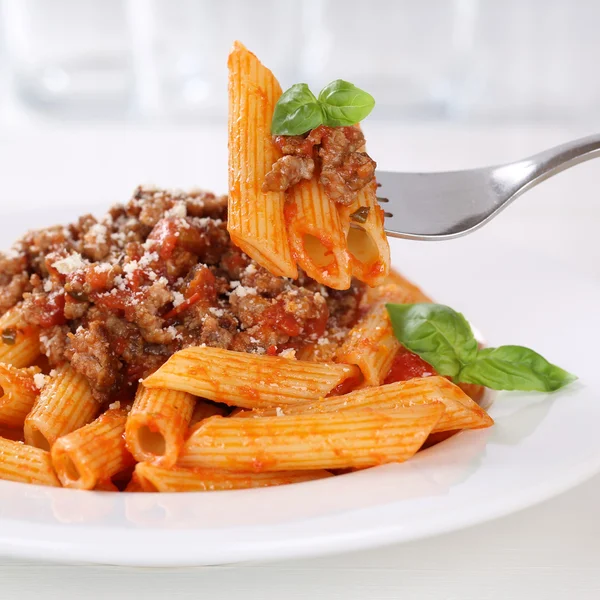 İtalyan mutfağı yeme Penne Rigatoni Bolognese sosu erişte pa — Stok fotoğraf