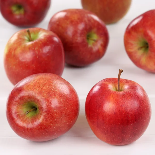 Manzanas frutas en una tabla de madera — Foto de Stock