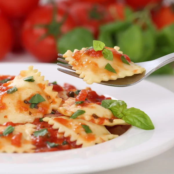 Італійська кухня, їсти макарони Равіолі з томатним соусом локшина м — стокове фото