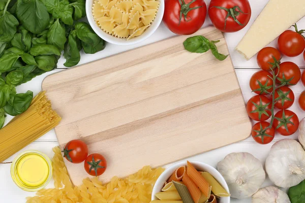 Ingredienti per un piatto di pasta spaghetti tagliatelle sul tagliere — Foto Stock