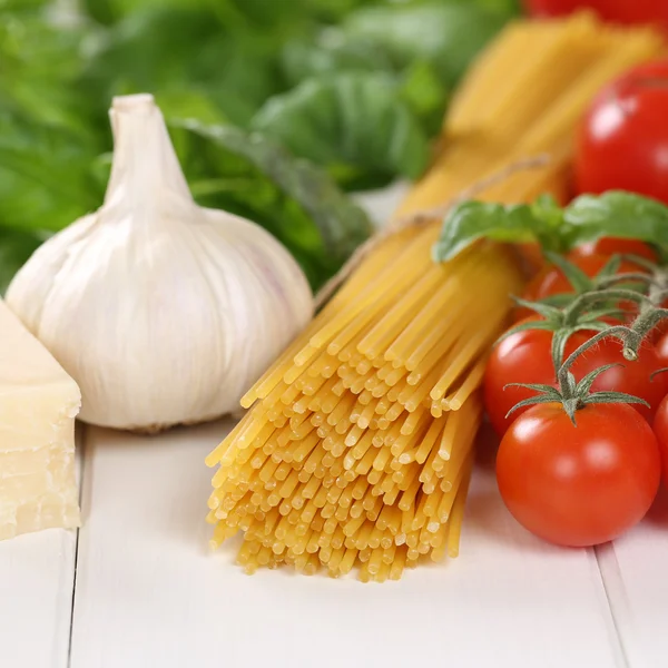 Italian cuisine ingredients for spaghetti pasta noodles meal wit — Stock Photo, Image