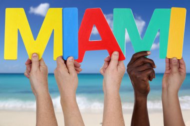 Miami kelimesini yaz aylarında kumsalda holding eller