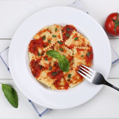 Mantı makarna domates sosu yemek yukarıdan ile